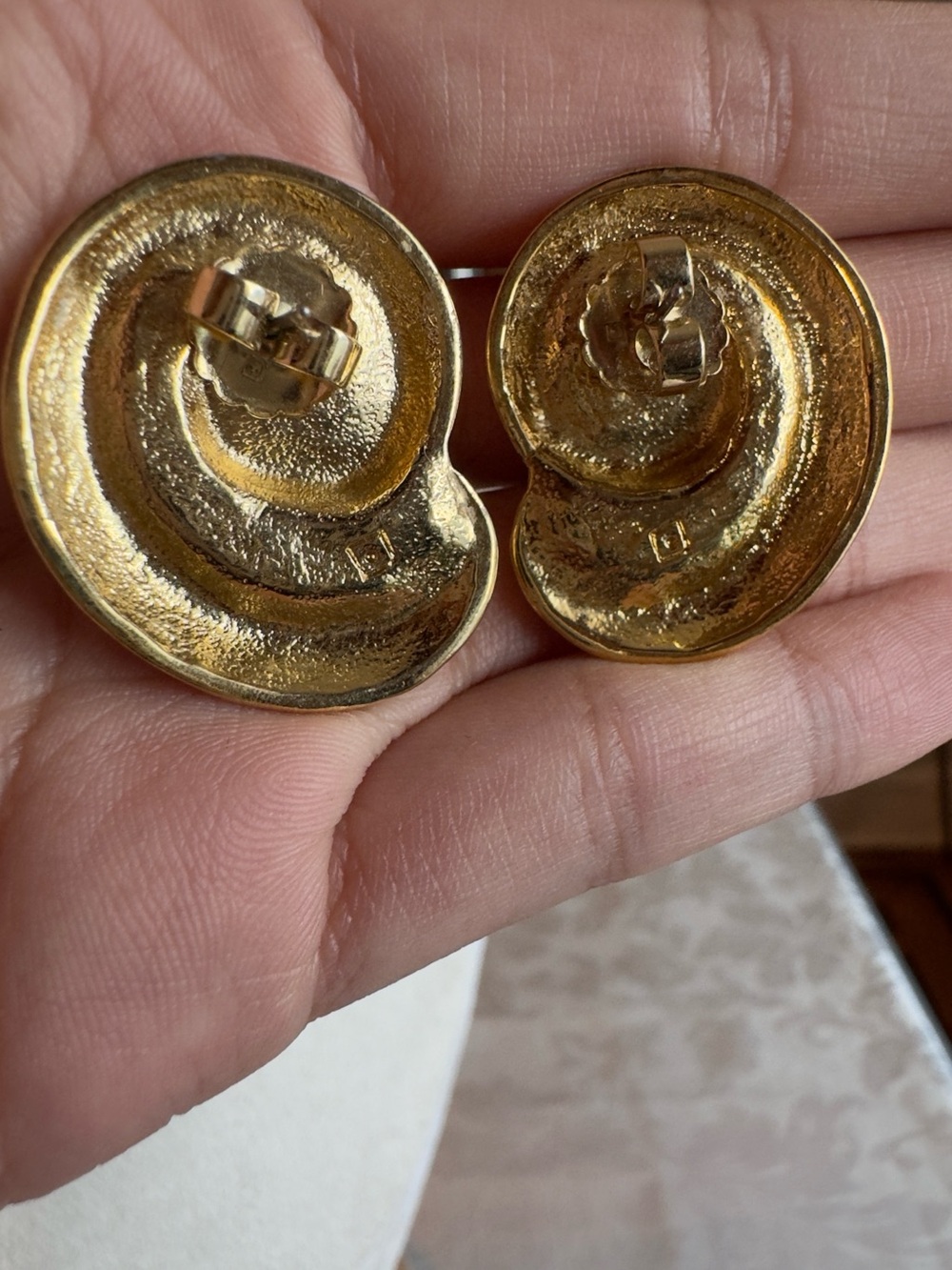 Vintage Avon Island Conch Shell Gold Tone & Peach Enamel Pierced Post Earrings - Picture 6 of 8